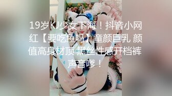 20岁酒红色美甲的鸡婆：你手好冰呀，我给你弄，来，趴下来一点，快点艹我 我受不了。看着成人片做爱，真是幽默！