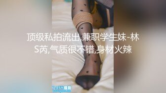 两个极品嫩逼小妹性感粉嫩无毛逼双头道具互相抽插，尿尿给狼友看