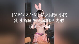 科技园女厕条纹衫浅红高跟眼镜美女,鲜嫩泛红的无毛唇肉直接开撸