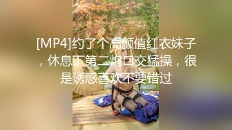 燕姐户外勾搭放羊的大爷，漏着奶子给大爷眼都看直了，找个没人的地方让大爷拿跳蛋捅骚逼，给大爷口交爆草