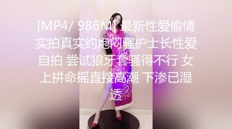 澡堂子偷拍长得很有灵气的小美女非常机灵的看着周围