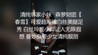 《魔手外购极品CP》景区女公厕完美定点角度全景偸拍，先脸后逼各种气质小姐姐方便，眼镜美女高高撅起翘臀双洞一清二楚 (1)