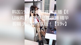 假期最后一天进门衣服都来不及脱完就翘起来屁股要被操的大学生母狗 现在学生发育的是真的好那么大的肥臀又圆又有型撞起来真的非常爽，听着这乖乖的声音就想更狠的冲刺