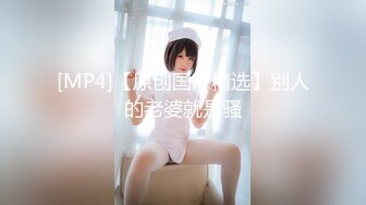 露脸堪比明星颜值女神『鱼鱼』打开房间门楼道紫薇，在外面是高冷女神 私下是超级反差淫荡小母狗！