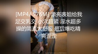 穿着白丝吊带高跟从卫生间一直干到床上