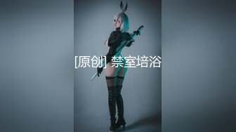 【新片速遞】❤️❤️奇怪妆容18嫩妹，微毛粉嫩小穴，纹身男吸奶操逼，两个好友旁边观战，趴在旁边玩嫩穴[764MB/MP4/02:32:36]