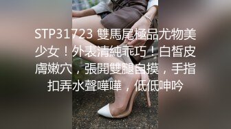 反差学生妹双手扶着鸡巴认真口交