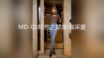 【P2】都知道欧美人很开放，没想到如此开放！罕见在人潮涌动公开场合【成人展舞台】真刀真枪干起来，原始人性展露无遗 (1)