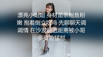 有纹身的小女人大白天伺候男友激情啪啪，奶子比心先洗干净再舔弄大鸡巴，让小哥玩