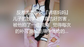 年轻少妇家中脱衣玩自拍