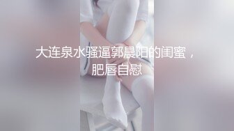 -亲戚登门拜年 色表哥不顾房外众人擅闯闺房和骚浪表妹干B