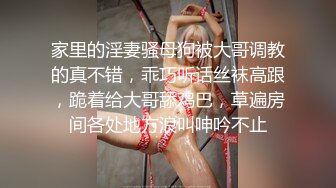 合租房门缝偷窥对门的美女换衣服奶子又白又大身材还真不错