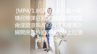 商场女厕全景偷拍两个美女的肥鲍鱼卧槽，无意中发现还有一个小伙也在趴下看美女的B_0