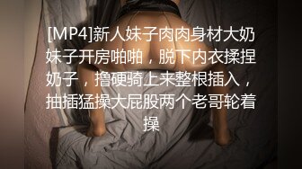 兩男兩女小賓館開亂啪,熟女阿姨更耐艹啊,中場休息互換女伴,男的精疲力竭,阿姨不夠爽