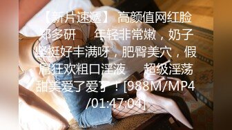 00后露脸美娇妻与小哥在家激情啪啪，让小哥吃着奶子抠逼，69口交还亲小哥压在身下爆草抽插，洗澡诱惑真刺激