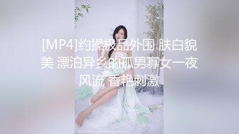 红裙少妇戴着眼镜骚骚气质浓郁，前凸后翘身材热情似火好撩人啊，欲望沸腾，大乳房大屁股坐鸡巴上驰骋【水印】