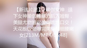 眼镜小哥玩弄居家人妻，露脸丝袜诱惑，口交大鸡巴让小哥吃奶舔逼，房间里多场景多体位爆草抽插，精彩别错过