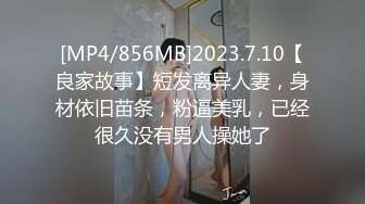 红唇翘臀美腿小姐姐小炮击自慰，笑起来超甜美，开档灰丝揉穴假屌抽插，足交炮击骑坐，开快档磨蹭小穴插入