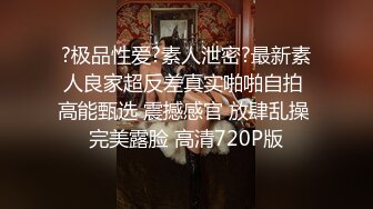 高顏值的韓國女主播大秀露臉對著觀眾吃香腸