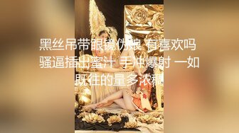 大眼红唇小女友露脸互玩69，无套女上位抽送騒穴用道具刺激阴蒂男友帮忙自慰