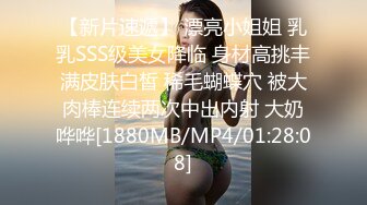 窗外偷拍居家躶體洗漱的美女,閑得沒事捏奶頭玩不是挑逗人嗎