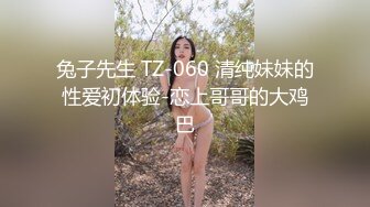 cos劲装美女玩假鸡巴自慰