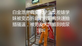 美女下面我不知道这是什么东西，反正是出了很多。