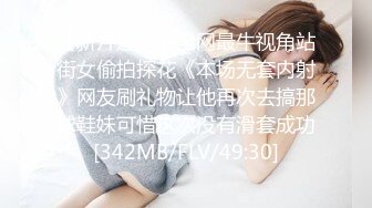 戴眼镜长发妹子甜甜厕所自拍视频，笑容很甜.