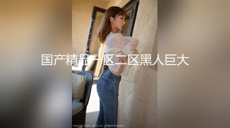 超棒美女3P淫乱盛宴 享受后入的同时当然嘴里也不能闲着啦，说这个姿势是涨的我满满的，身上麻