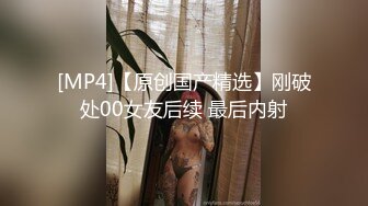 00后小女友很听话，趴下露脸口爆，动作很娴熟