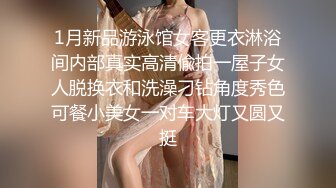 帅气小伙双飞两位熟女大姐全程露脸，躺在床上享受大姐的口活激情上位，轮草两女大奶子乱晃