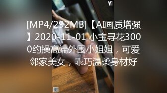 两个黑鬼玩弄中年少妇，两个大鸡巴一起插进逼里搅拌，后入干了骚逼干菊花，激情上位草出白浆