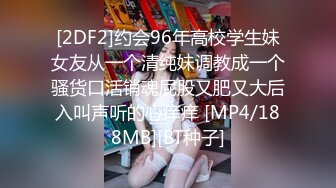 一字马极品女神床上劈叉露逼给金主爸爸操，水嫩美穴太紧了，只能轻轻的插进去。