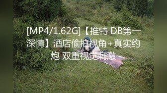 [MP4/ 498M] 邻居骚妇在家里大床一边和年轻男同事偷情一边和老公同电话骚货下面好多水