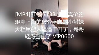 [MP4/ 1.3G] 淫荡指数9分高颜值女神大战头套男，边插边用辣椒黄瓜爆菊，操的不够爽，电动伸缩假屌伺候